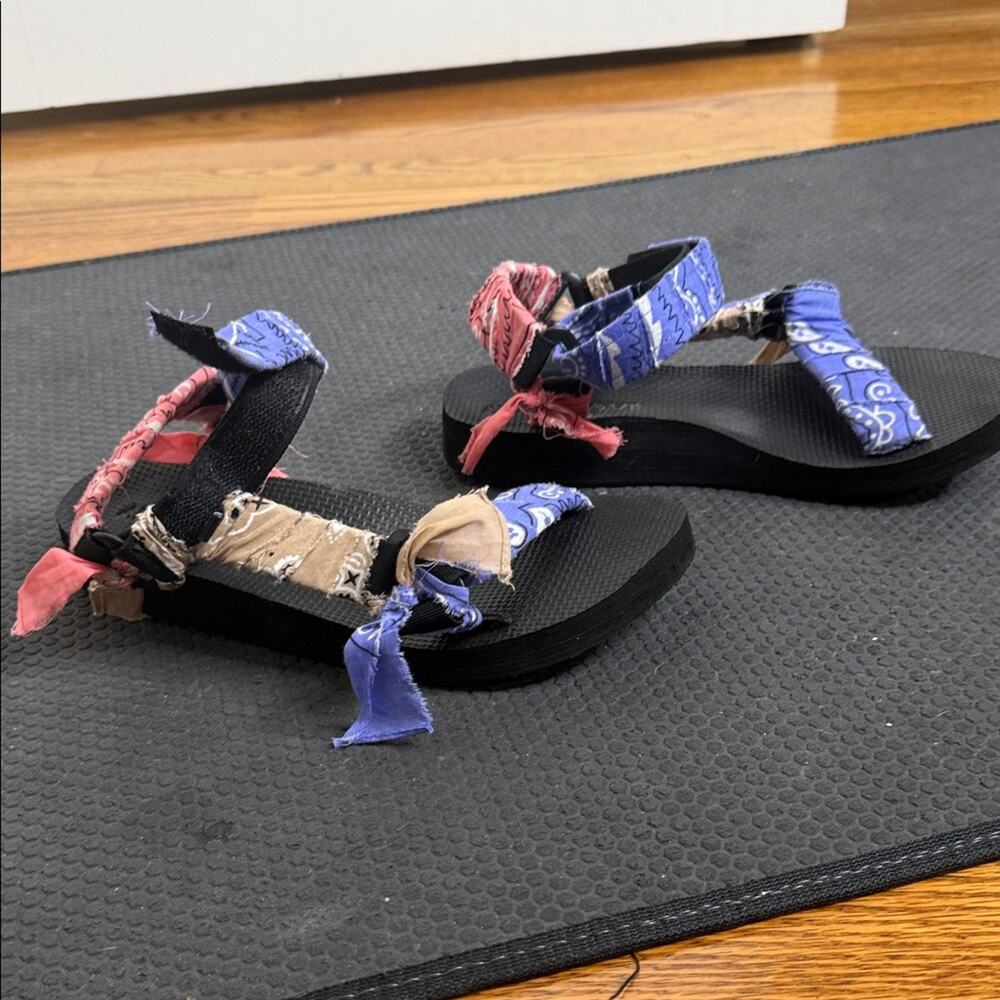 Arizona Love Trekky Bandana-Tie Sandals in Blue, Pink, and Black size 7.5 38